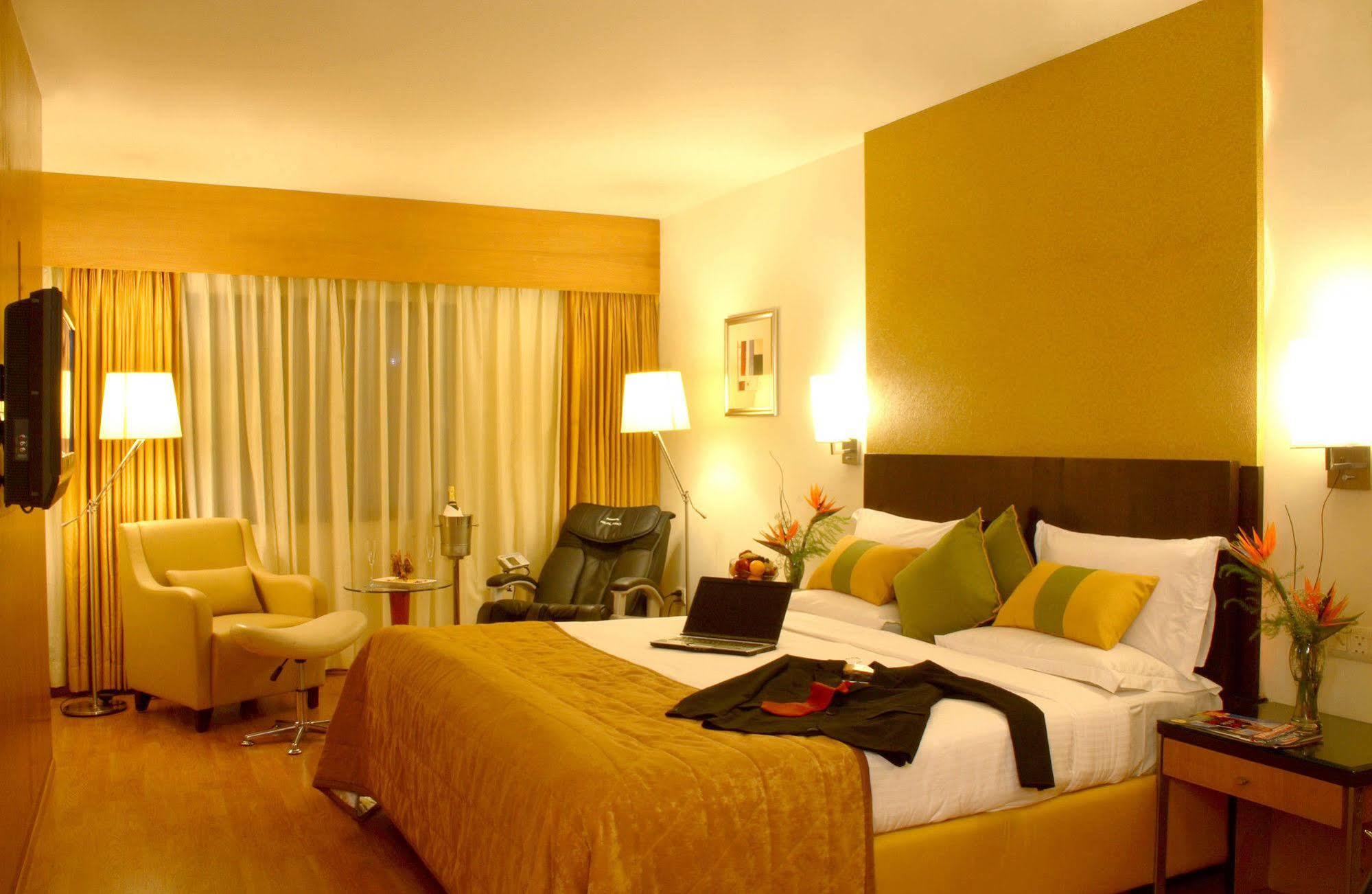 Hotel Hampshire Plaza Hyderabad Exterior foto